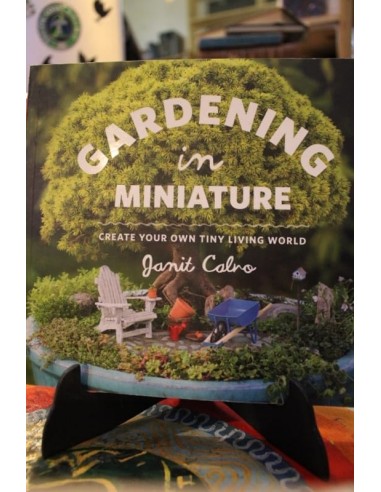 Gardening in miniature (Usado)