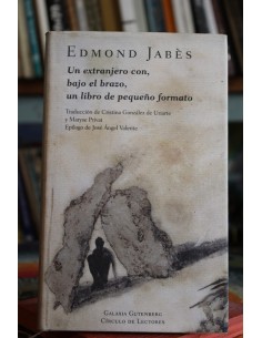 Un extranjero con, bajo el brazo, un libro de pequeño formato (Usado)