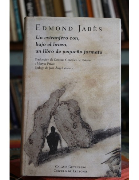 Un extranjero con, bajo el brazo, un libro de pequeño formato (Usado) Un extranjero con, bajo el brazo, un libro de pequeño formato (Usado)